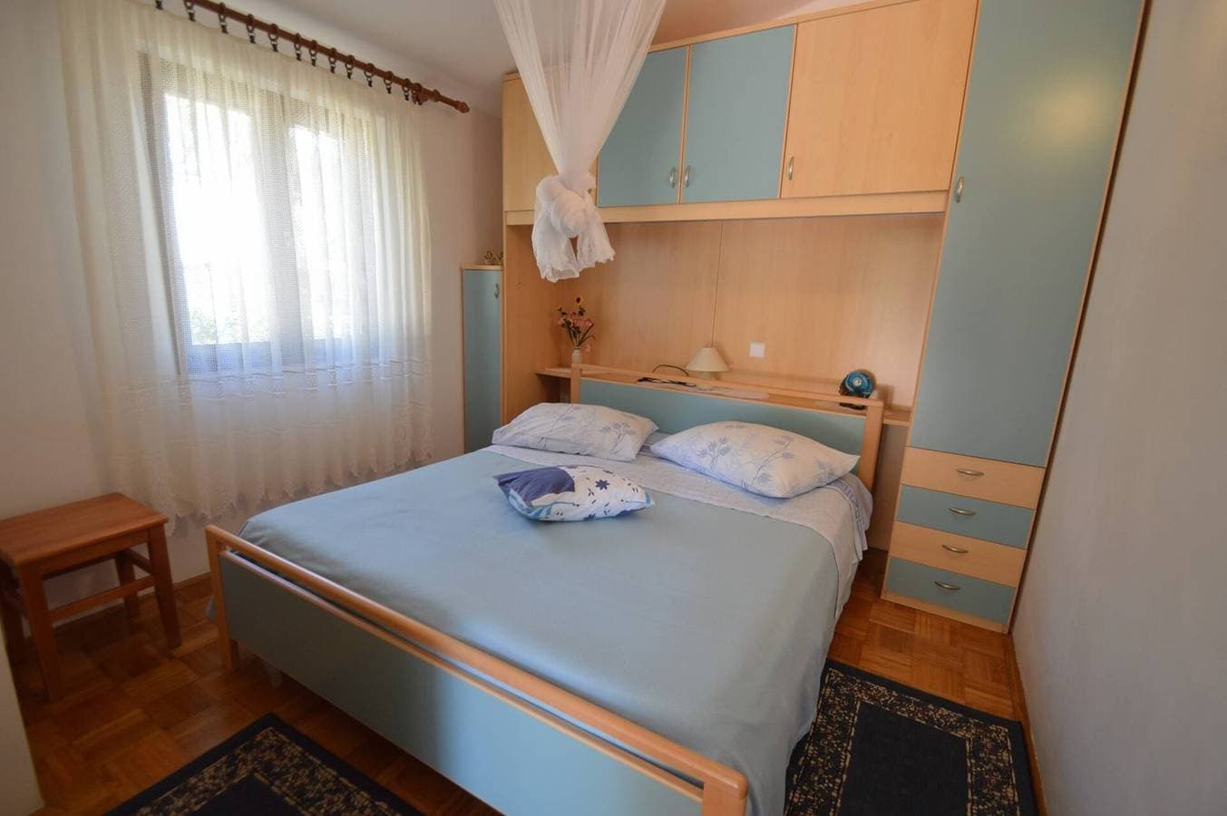 Foto 3 von 16: Apartment Franka 1, Wohnfläche 84 m2. Es verfügt über zwei Schlafzimmer, ein Badezimmer mit Badewanne, ein Wohnzimmer, ein Esszimmer und eine Küche. Das Apartment verfügt über eine große Terrasse und einen privaten Parkplatz.