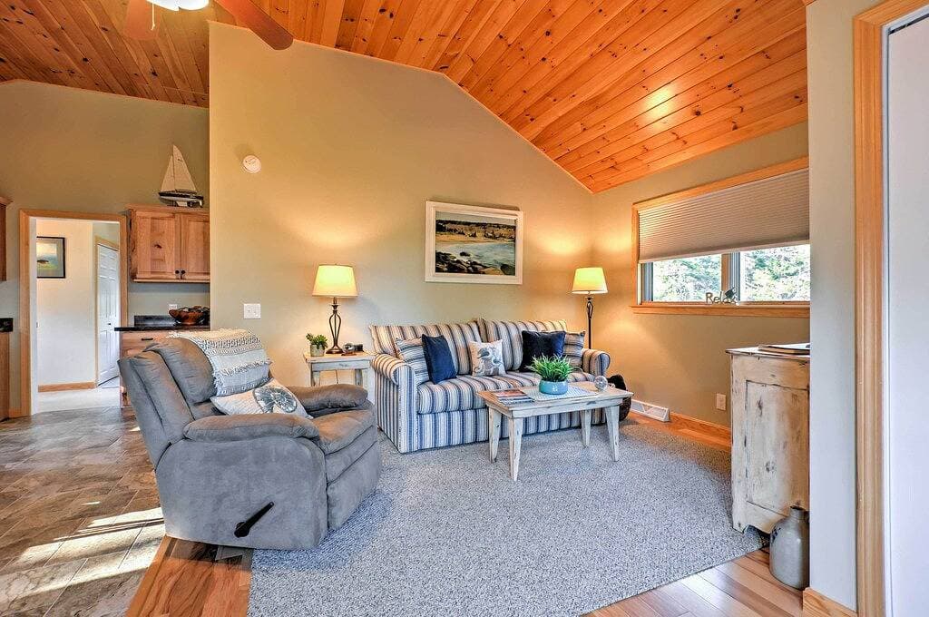 Foto 12 von 24: Waterfront Prospect Harbour Cottage mit Hof und Feuerstelle