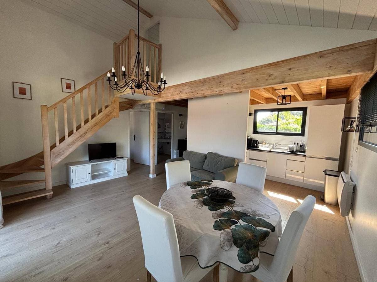 Les chalets du Médoc en bois aux accents de fuste canadienne avec piscine 1