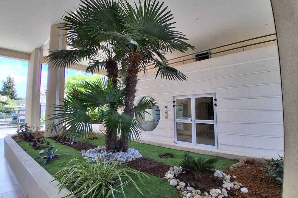 Foto 5 von 26: Air-conditioned 2-room apartment with a terrace, a 3-minute walk from the beach and restaurants