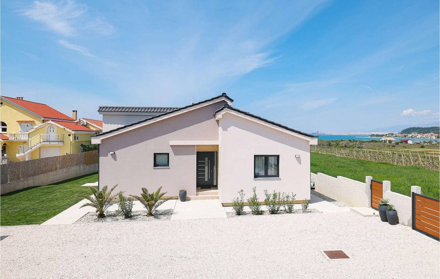 Gemütliche 150 m² große Ferienwohnung mit Meerblick, Pool und Terrasse, 2,5 km vom Strand entfernt 1