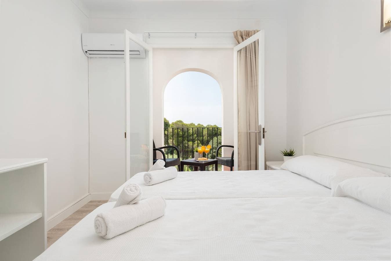 Foto 4 von 21: Hostal Talamanca Hab. Db Balcon - Gemütliche Herberge vor kurzem in der Nähe des Strandes renoviert. WiFi gratis