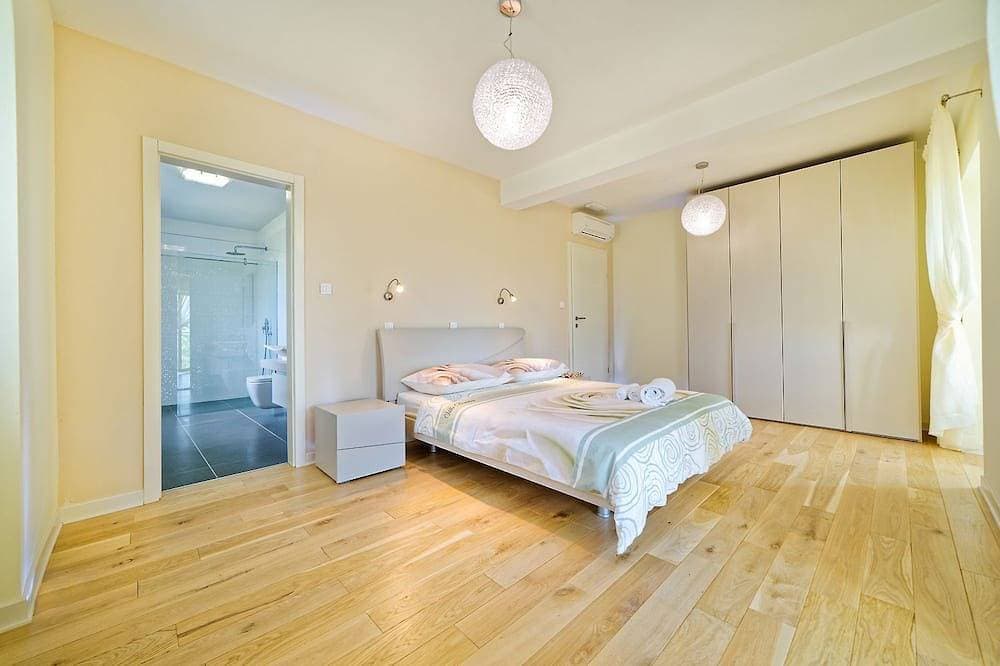 Foto 3 von 21: Atemberaubende Villa mit Infinity-Pool, Blick auf Motovun, Billard, Tischtennis, BBQ