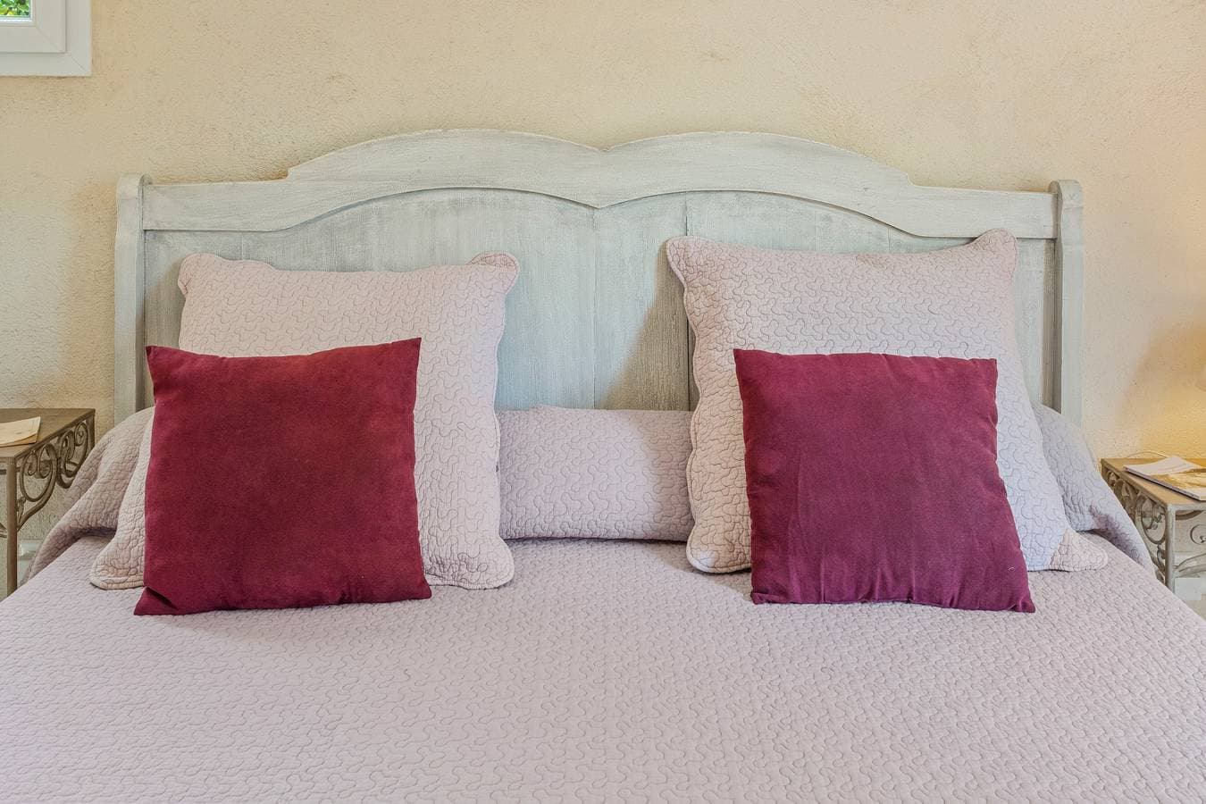 Foto 9 von 42: Gästezimmer „Les Lilas“ mit Pool, Garten, gemeinsamer Sommerküche und WLAN