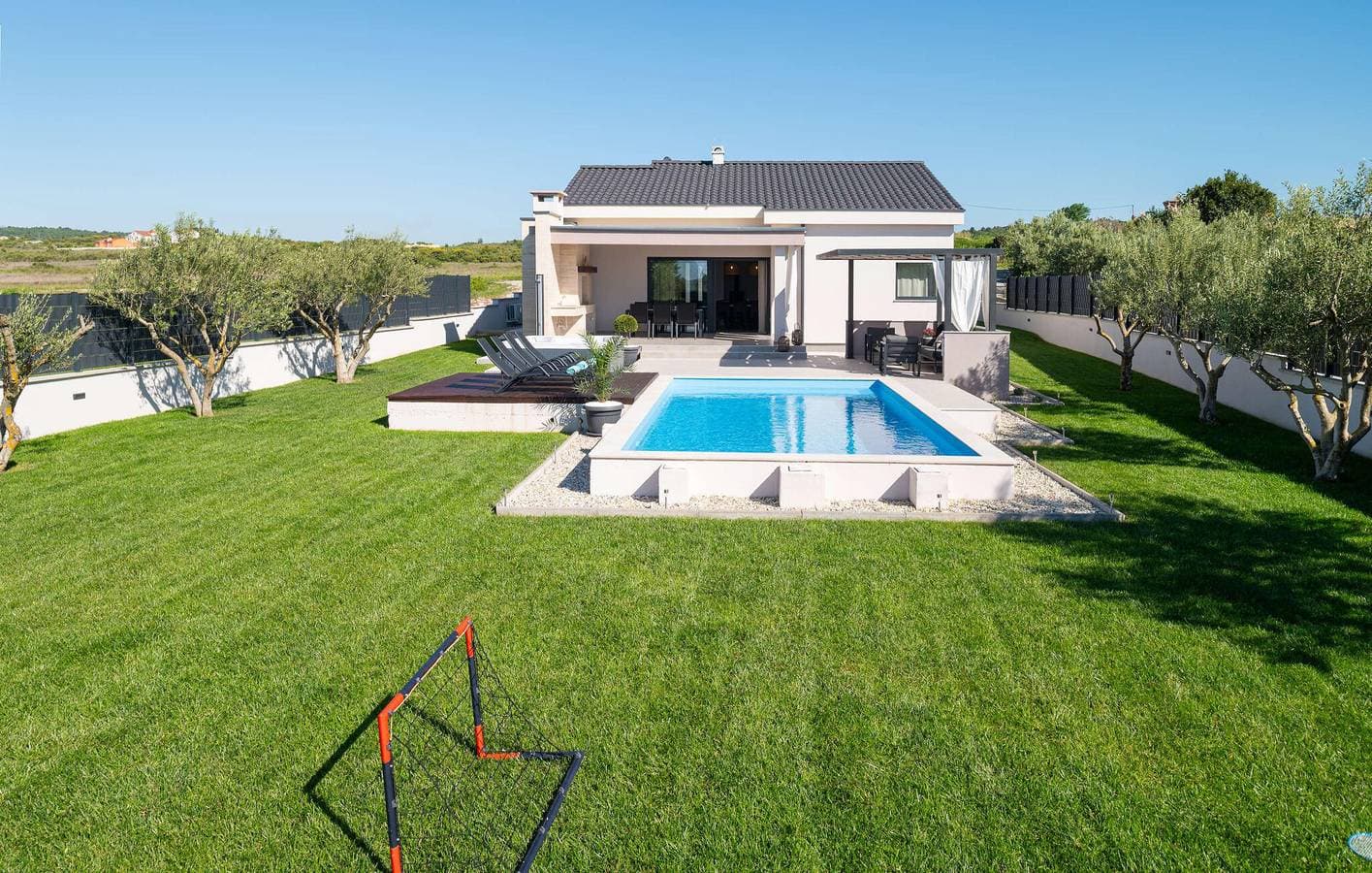 Foto 7 von 36: Gemütliche 150 m² große Ferienwohnung mit Meerblick, Pool und Terrasse, 2,5 km vom Strand entfernt