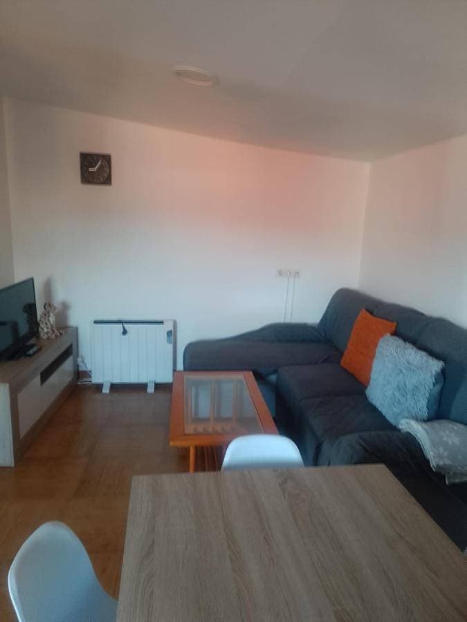 Foto 3 von 61: Two-Bedroom Apartment