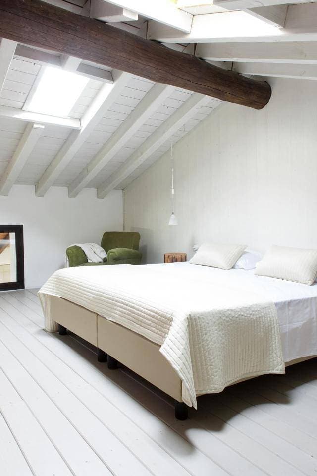 Foto 13 von 23: Two-Bedroom Apartment with Lake View