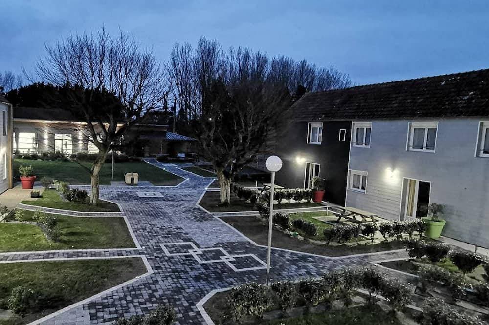 Foto 6 von 21: Comfortable individual lodgings in a natural setting.