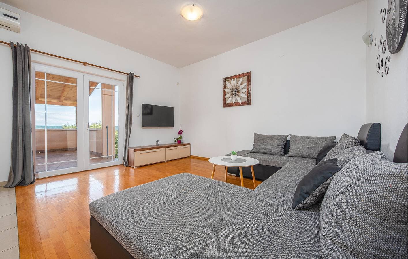 Foto 4 von 29: Urlaub am Meer: Gemütliche Ferienwohnung mit Terrasse und Parkplatz, 2,5 km von Novigradsko More entfernt