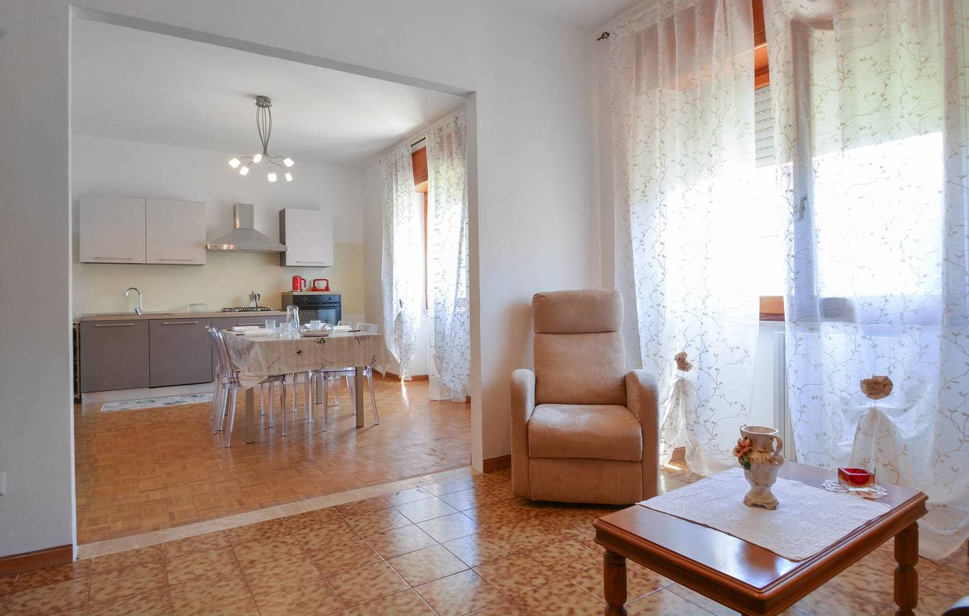 Foto 11 von 21: Modernes Apt mit Terrasse, AC & WiFi, 1.5km zum Strand