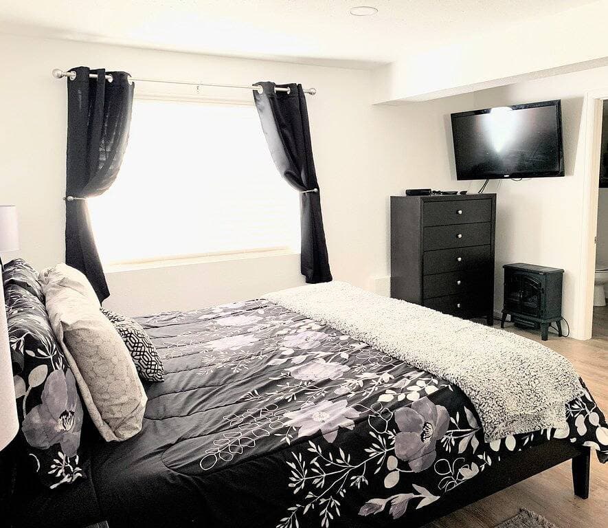 Foto 2 von 42: 2 Master Suites with King beds fast Wifi