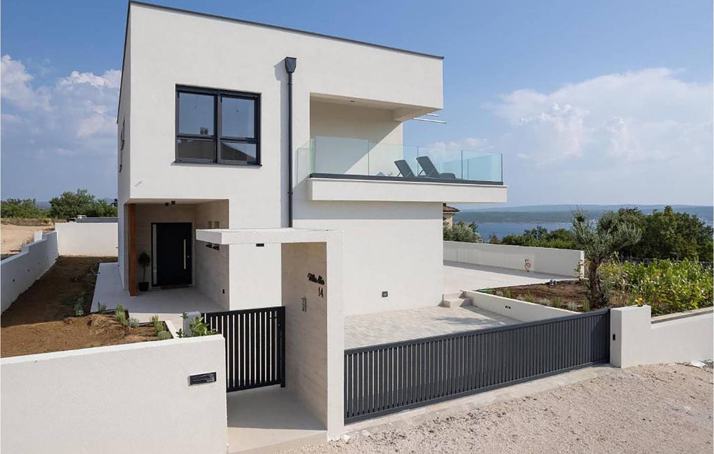 Rückzugsort an der Küste: 2 km vom Meer und der Stadt entfernt, mit Blick auf den Pool und die Terrasse 1
