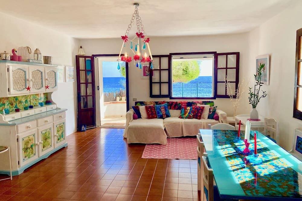 Foto 11 von 30: Spacious Beachfront Villa
