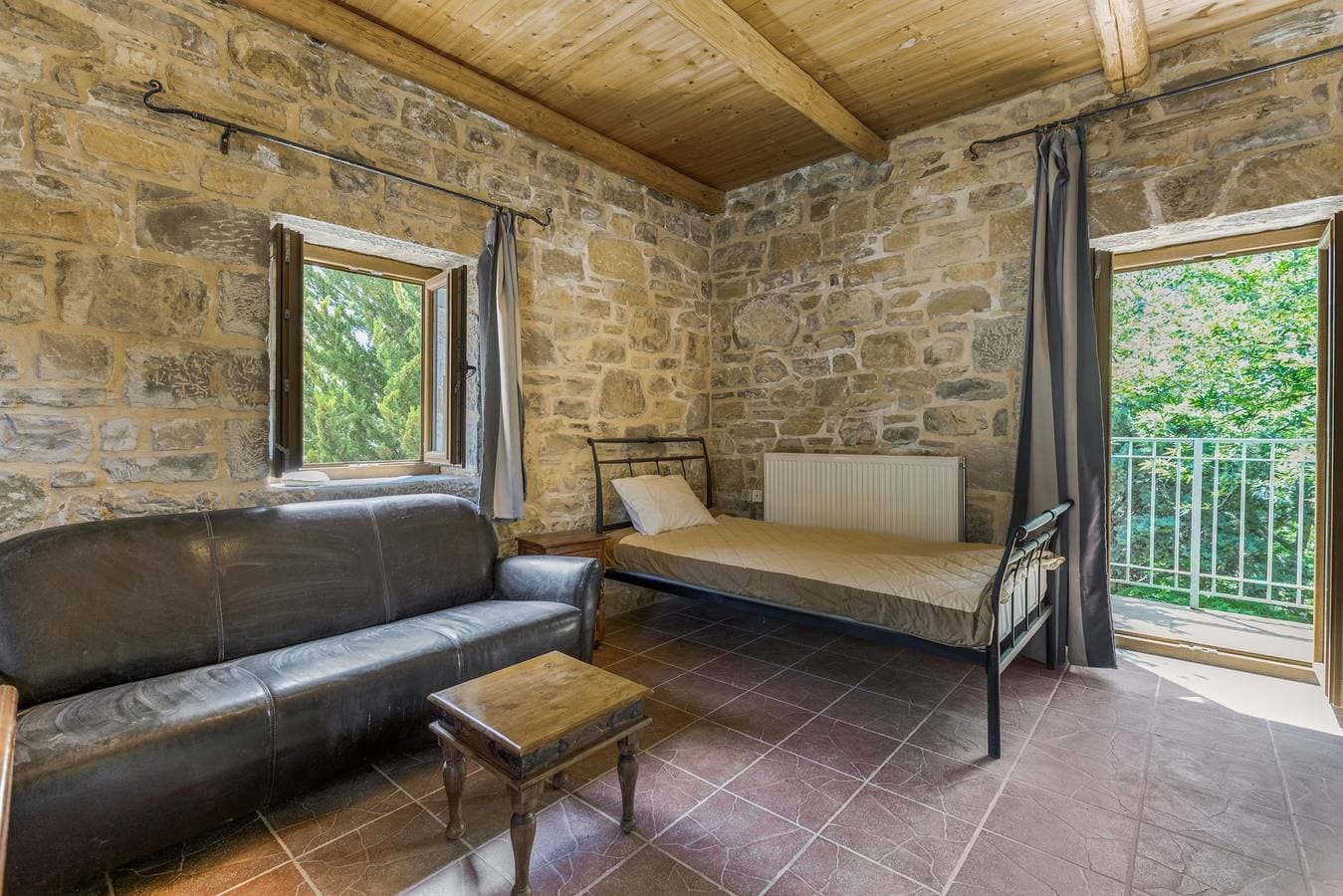 Foto 5 von 31: Finca 'Akros Oreon Ferienwohnung Voliares' mit Bergblick, privater Terrasse und WLAN