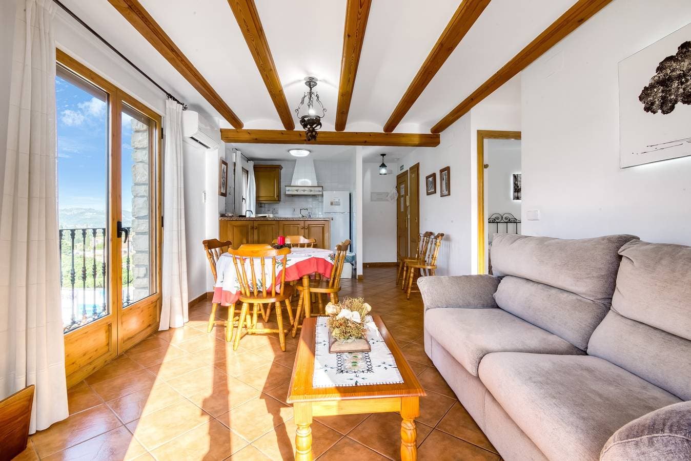 Foto 3 von 31: Ferienwohnung 'El Castellet' mit Bergblick, Wi-Fi und Klimaanlage