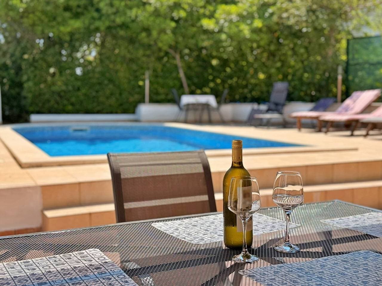 Foto 8 von 33: Apartment Zeljko - mit Pool, 200 m vom Meer, ein Schlafzimmer, überdachte Terrasse, privater Parkplatz, Grill, Außendusche, Sonnenliegen
