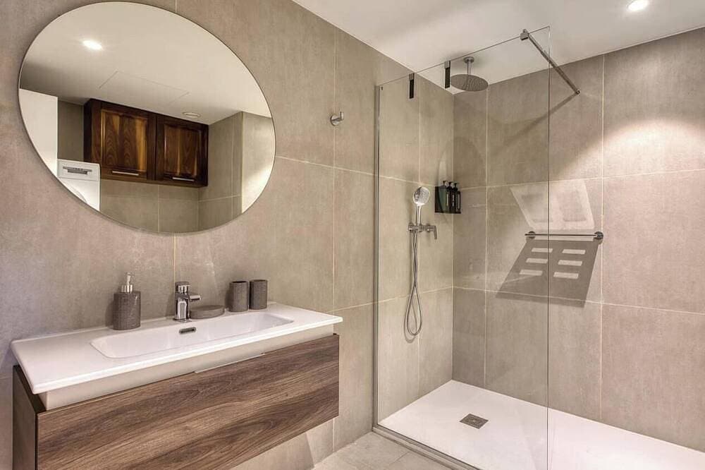 Foto 8 von 30: Official Mercury Suite: Luxury w/ Pool & Balcony