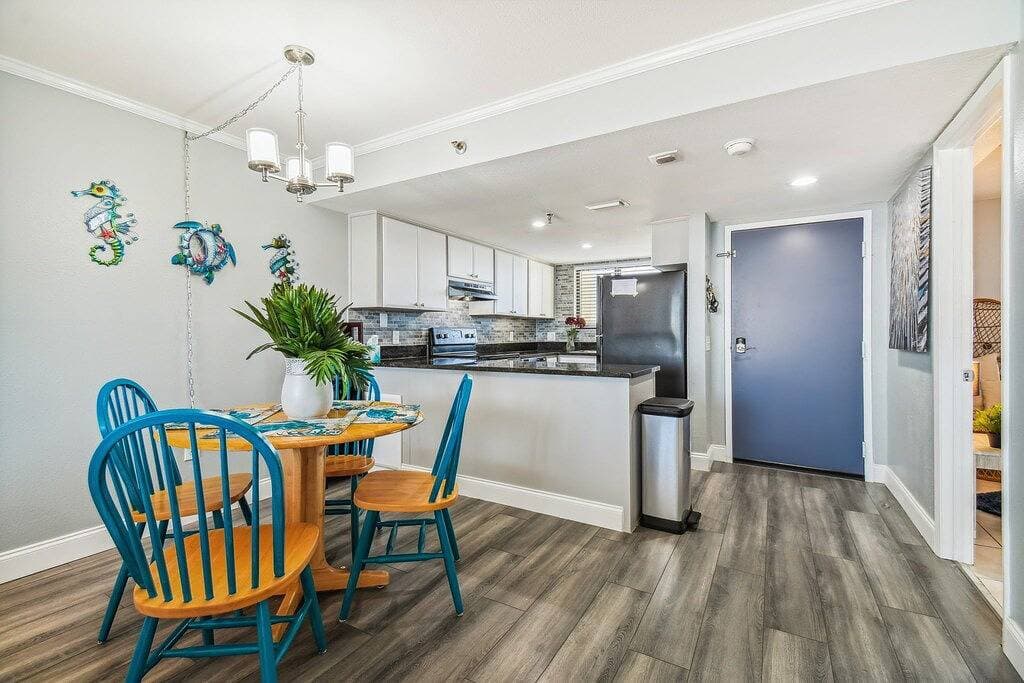 2/2, waterfront, Hudson, private beach! #806 1