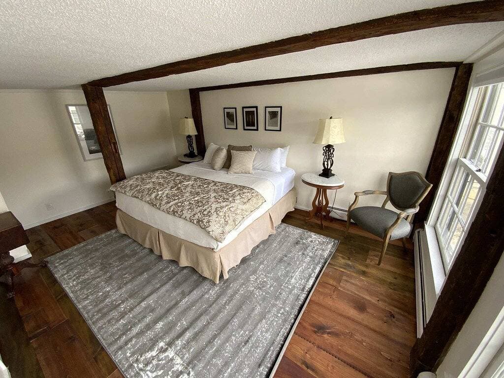 Deluxe King Suite, Living Room w/sofa bed & fireplace 1