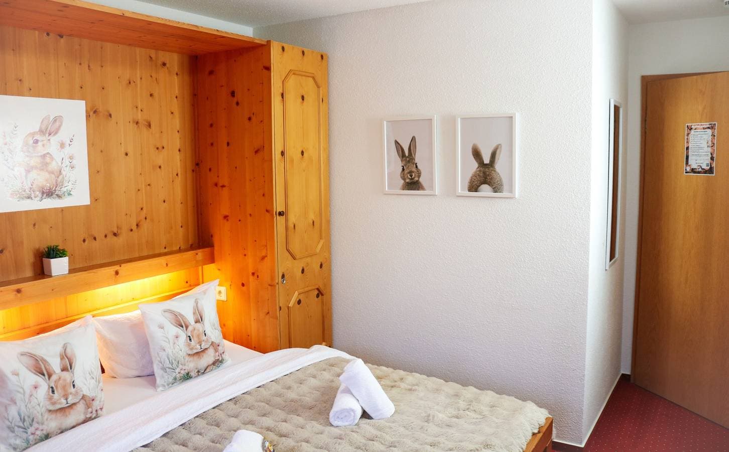 Foto 6 von 37: Bold Bunny – Kleines Doppelzimmer für 2 Gäste und Terrasse im Grünen