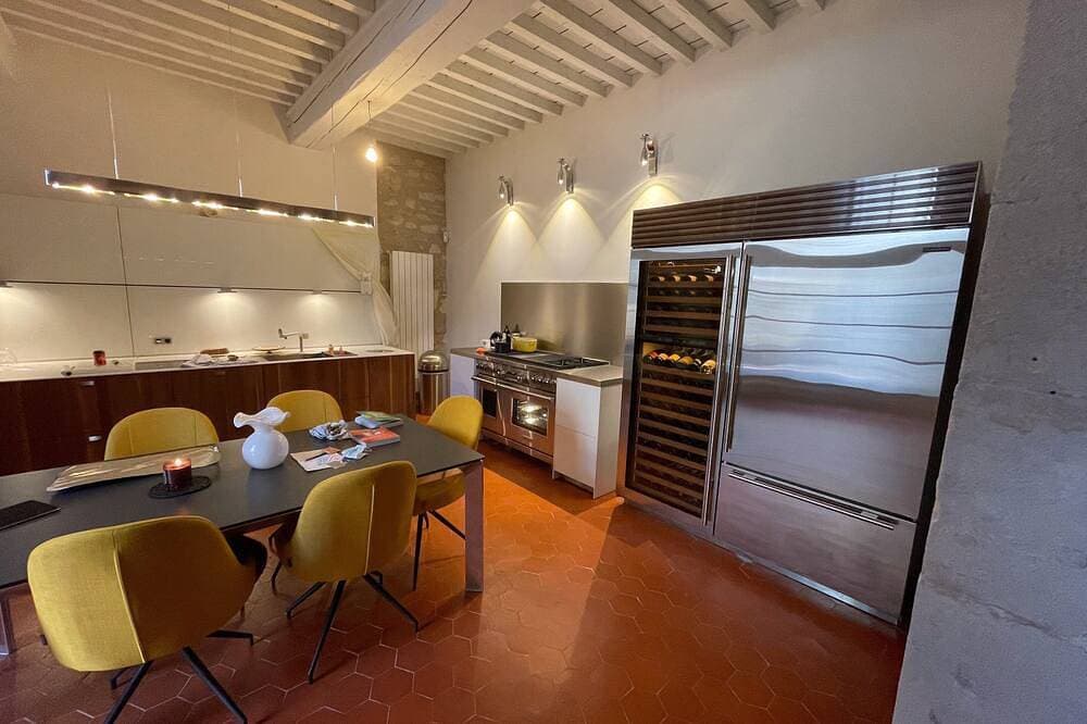 City center luxury mansion in Saint Rémy de Provence 3 ensuite b.rooms + parking 1
