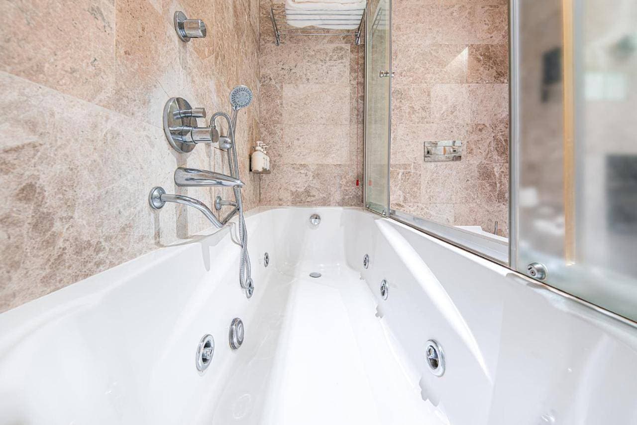 Foto 6 von 10: Premium King Room with Jetted Tub