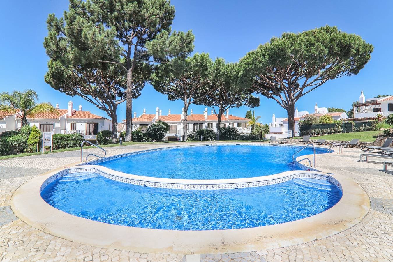 Foto 3 von 38: Ferienvilla "Villa Karon" mit Garten, Pool, gemeinsamem Tennisplatz, WLAN & Terrasse