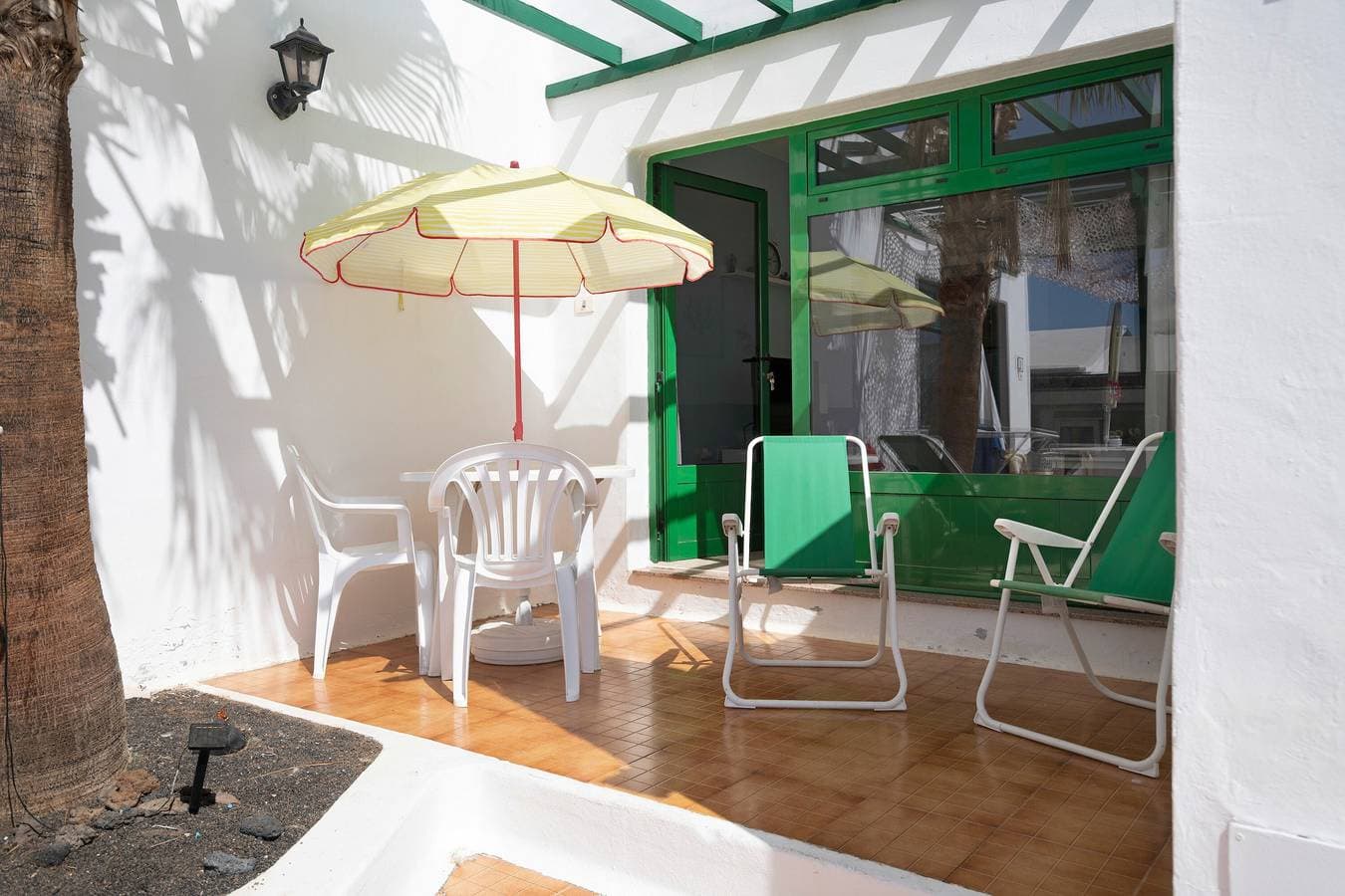 Foto 11 von 27: "Apt 2 Las Palmeras III Lanzarote" mit Meer- und Bergblick, Gemeinschaftspool und privater Terrasse