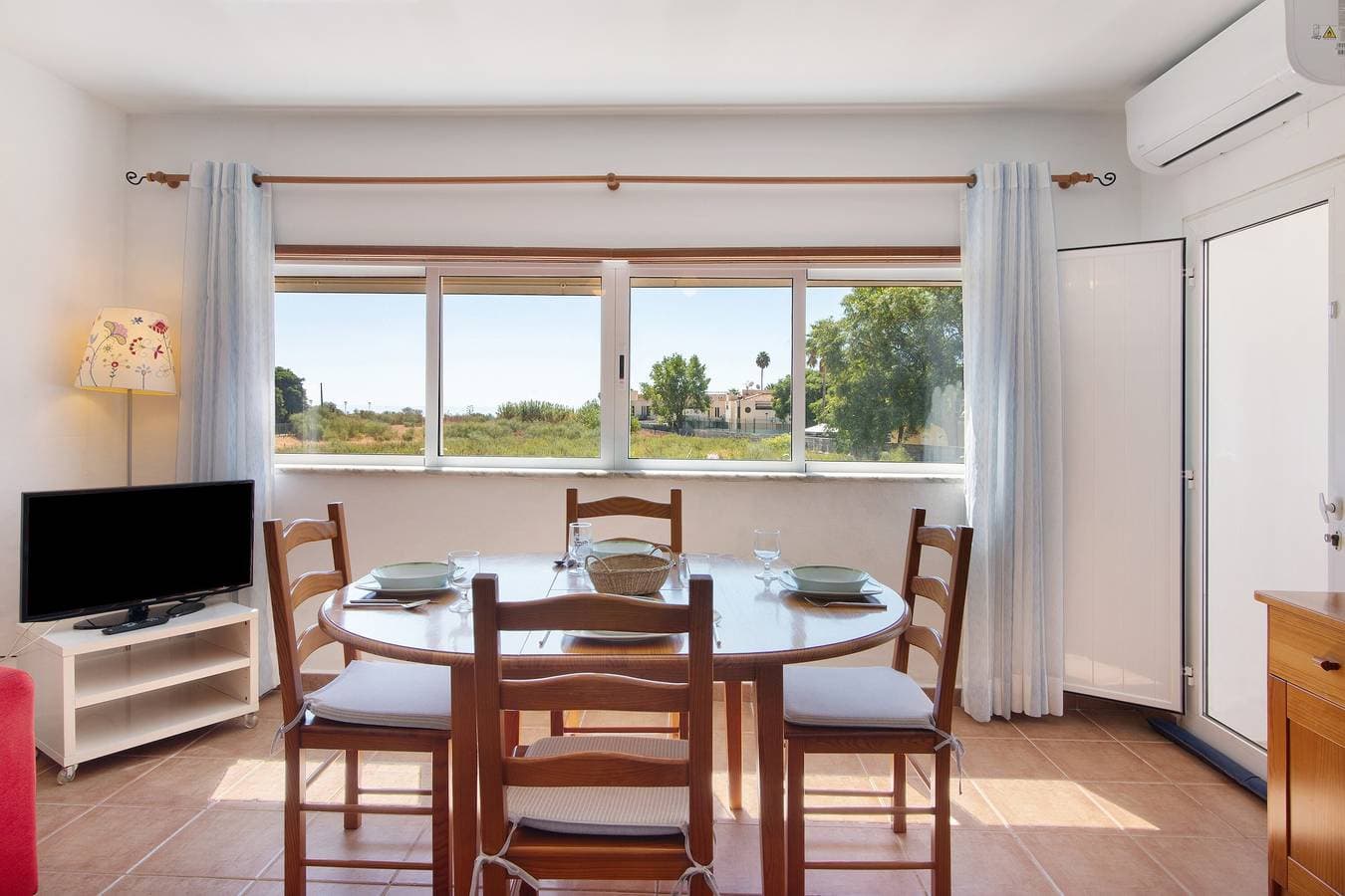 Foto 3 von 20: Ferienwohnung 'Lota Beach' mit Balkon und Klimaanlage