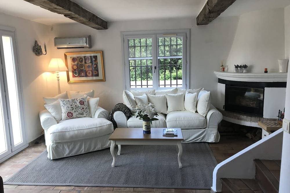 Schönes freistehendes Haus mit zwei Schlafzimmern, privat, mit 40qm Außenterrasse. 1