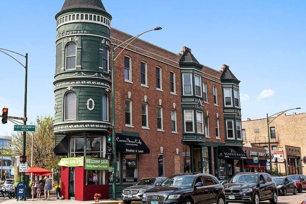 Foto 12 von 25: Classic Lincoln Park  2 bedroom condo- parking included