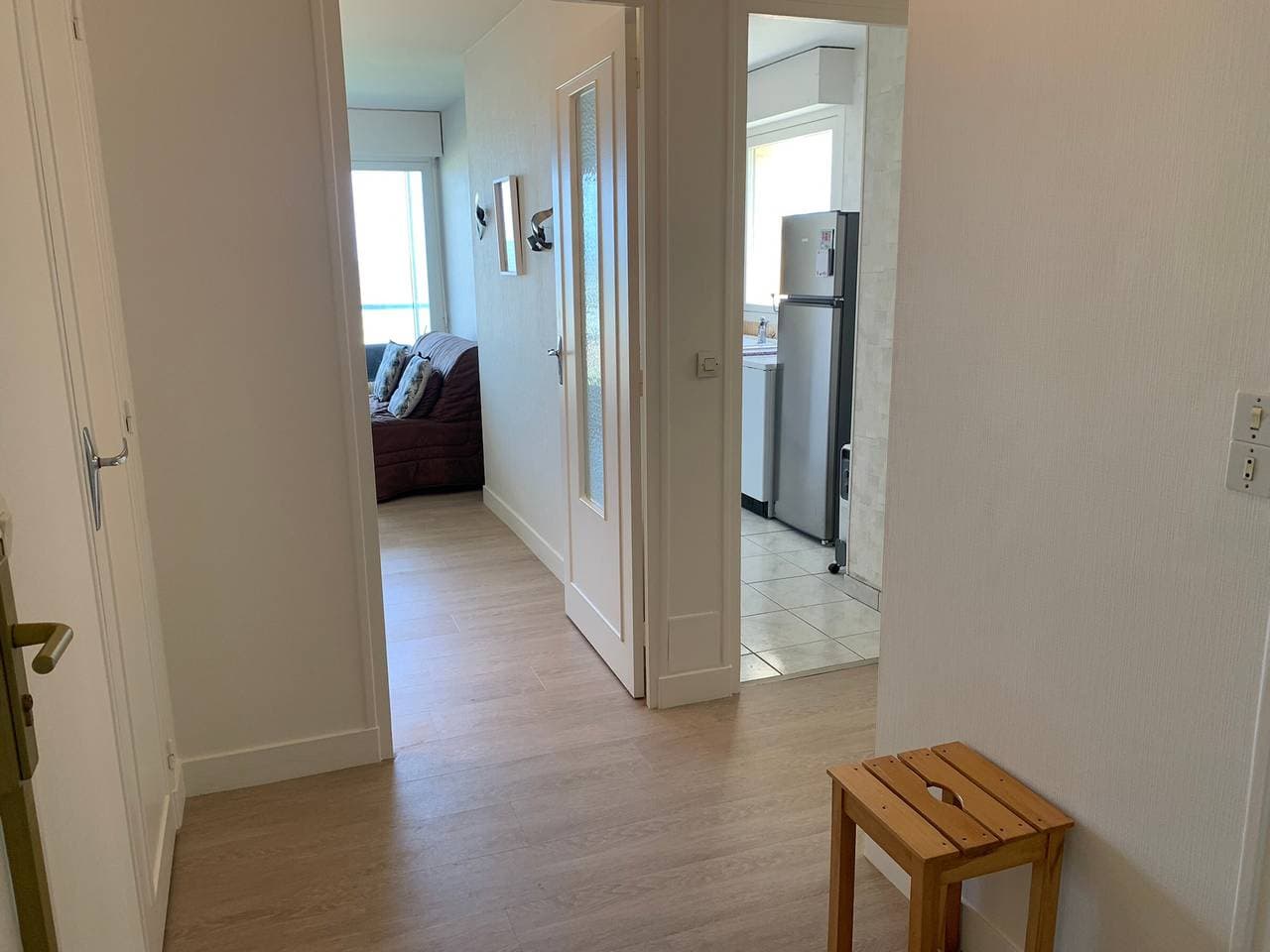 Foto 9 von 13: 2-Zimmer-Wohnung mit Meerblick, Loggia, Parkplatz und voller Ausstattung
