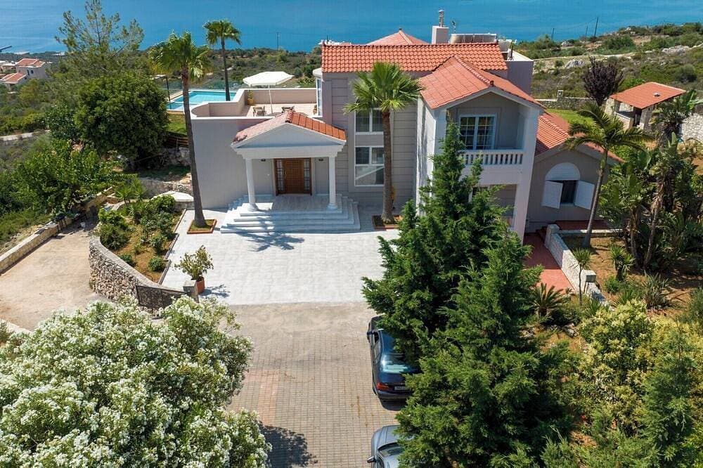 Foto 3 von 30: Breathtaking view*Private Heated Pool*15 sleeps*BBQ*390m2
