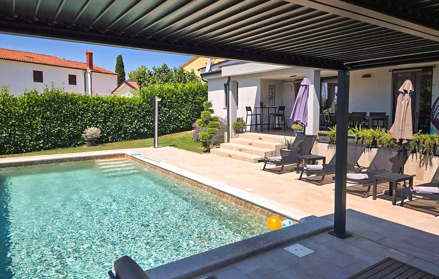 Foto 10 von 36: Gemütliche 75 m² große Ferienwohnung mit Pool, in der Nähe des Stadtzentrums und des Flusses – Melnica