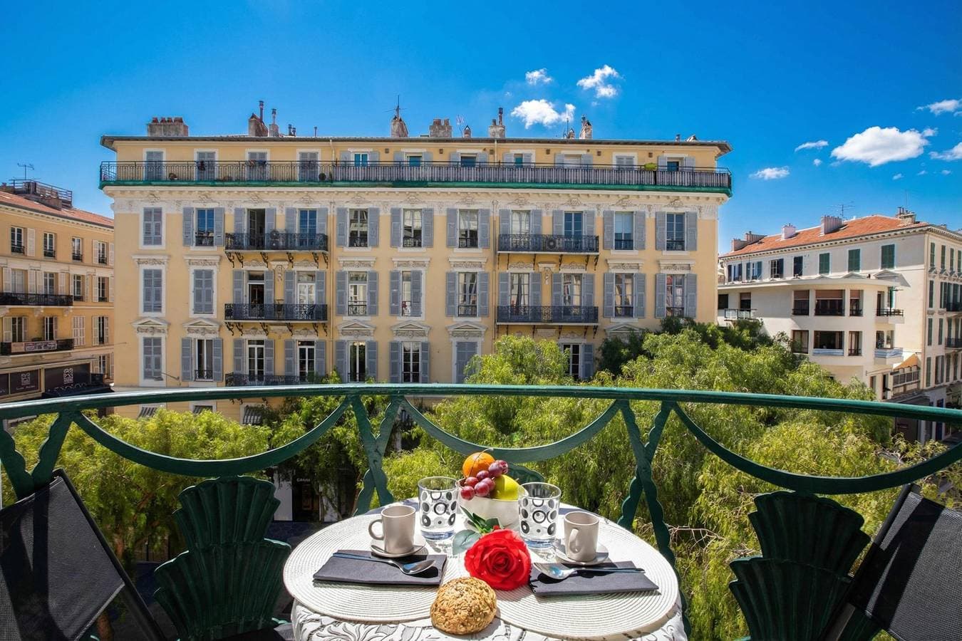 Le Magenta - Modern Apartment with Balcony 1
