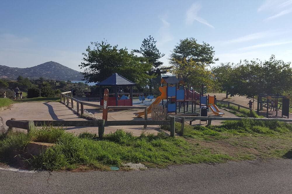 Foto 12 von 30: Studio mit Meerblick und Golfplatz