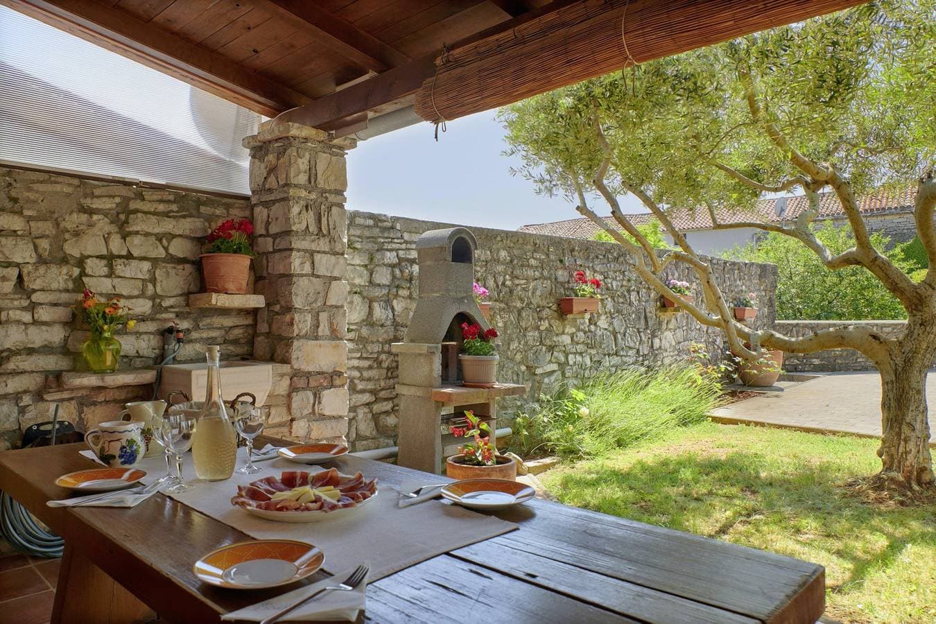 Foto 3 von 24: Ferienhaus Orihi * 2000 m2 eingezäunter Garten, überdachte Terrasse