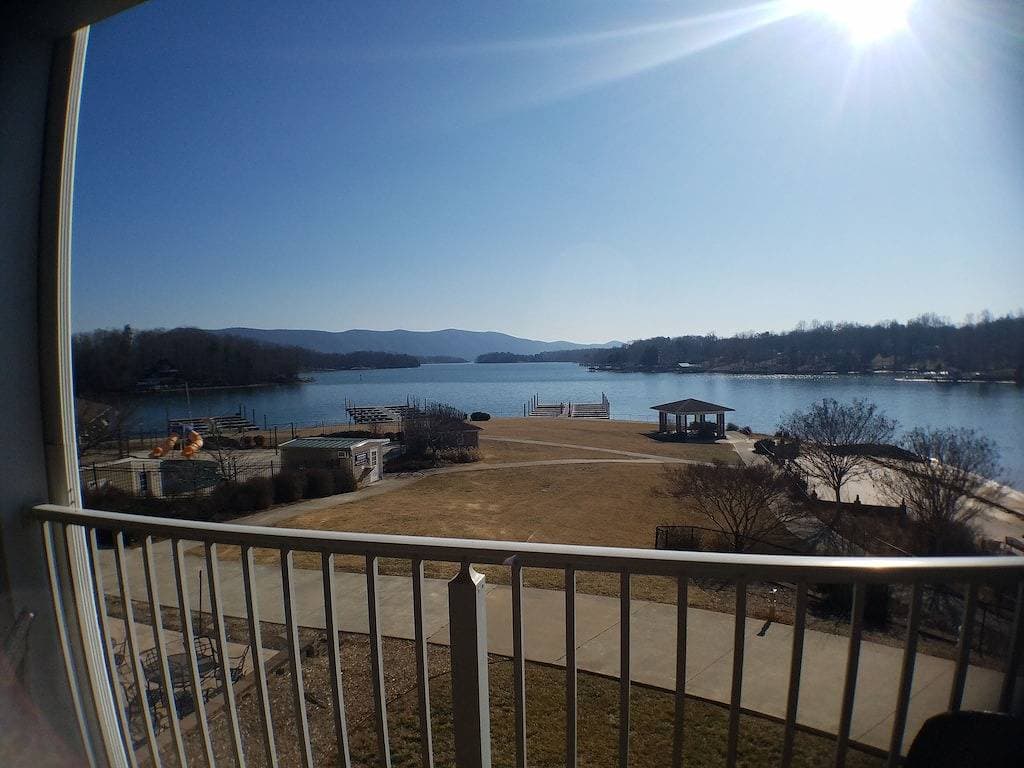 Foto 2 von 23: #118 Pointe - 1 Bedroom Lakefront Condo at Mariners Sml