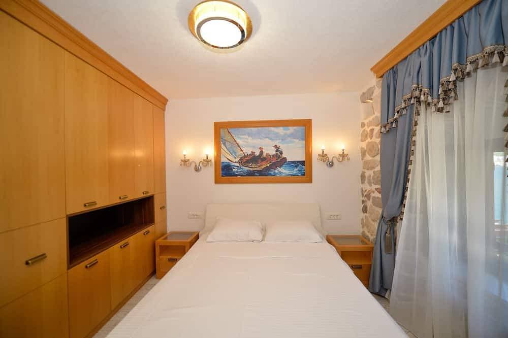 Foto 3 von 28: Waterfront Stone Home with Private Terrace & Direct Sea Access