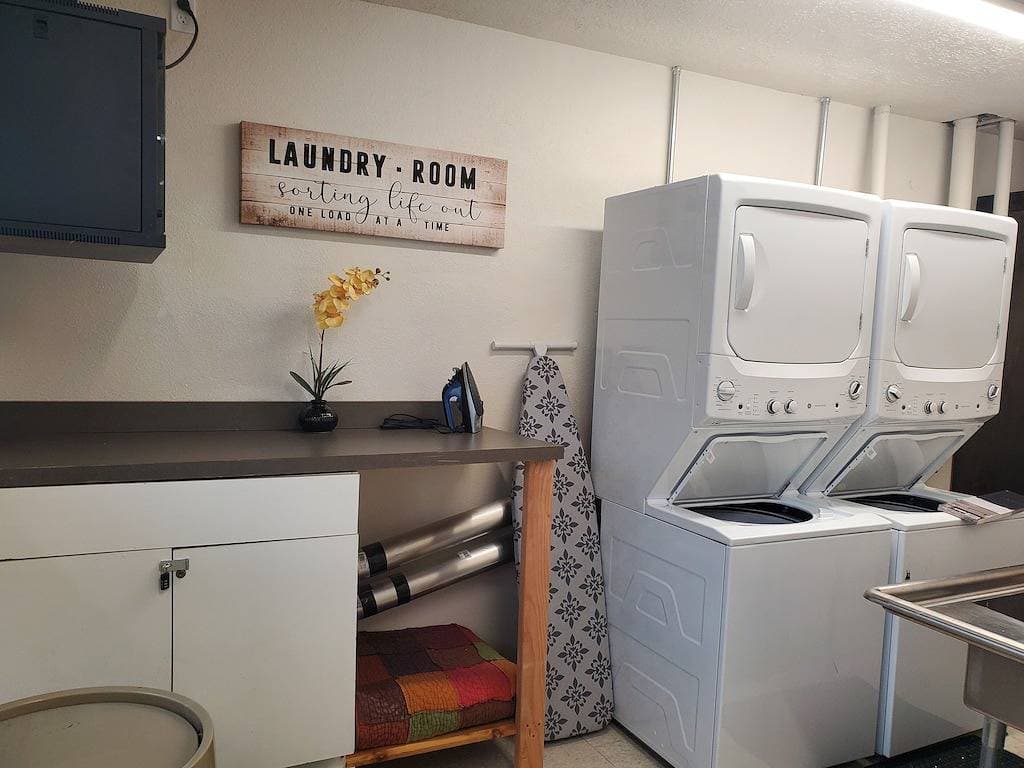 Foto 5 von 16: Main floor studio well-furnished room.  Unit 2 with bath/shower bidet toilet