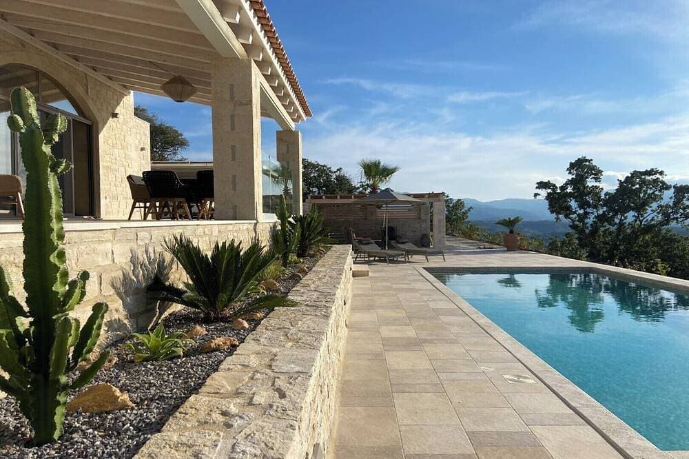 Villa Chalarosi, Natursteinvilla mit absolutem Weitblick mit beheizbarem Pool 1