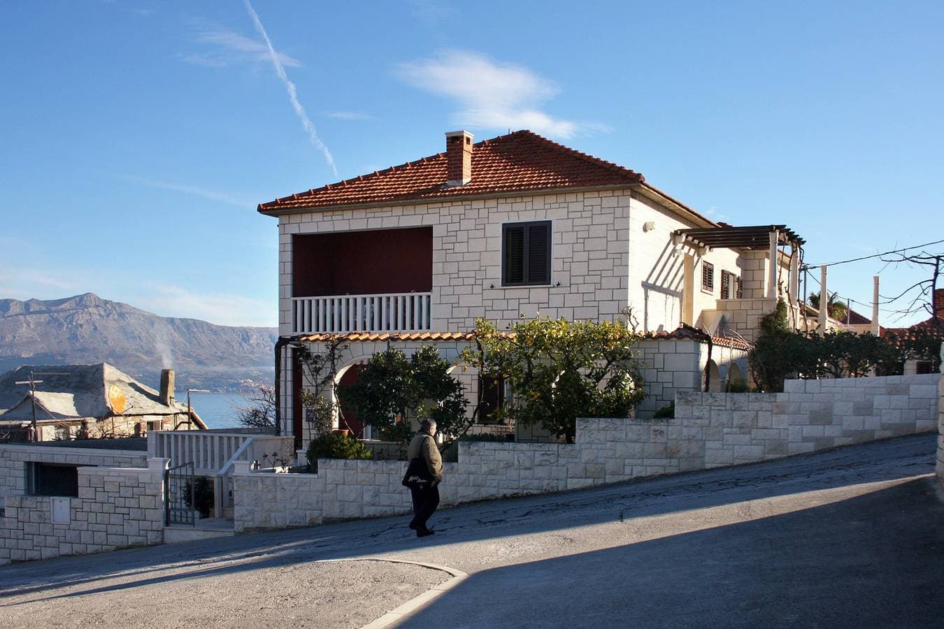 Foto 3 von 28: One bedroom apartment with balcony and sea view Postira, Brač -b