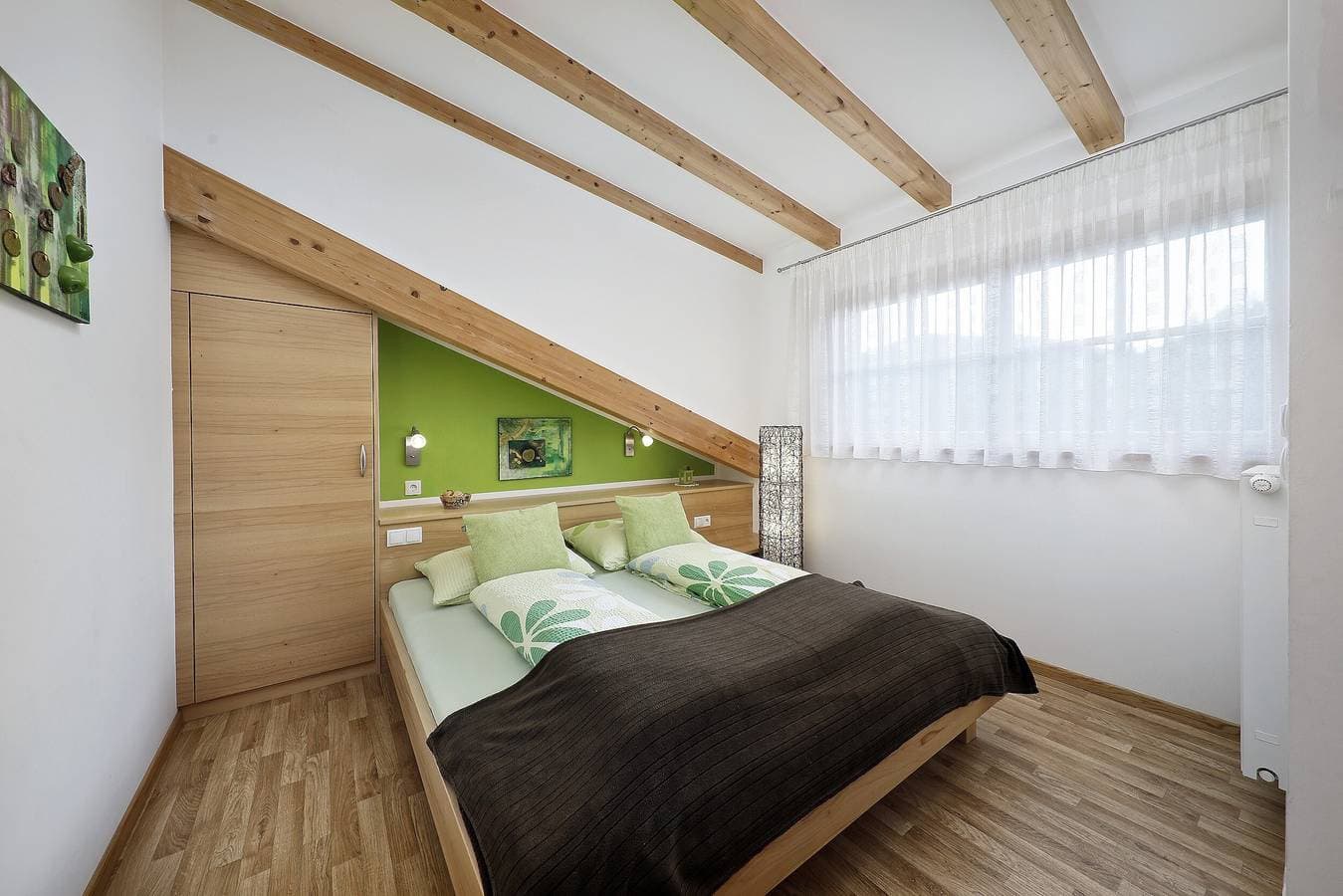 Foto 7 von 26: Ferienwohnung "Feldhof Apfeloase" mit Salzwasser Pool, Panoramaliegewiese und Balkon