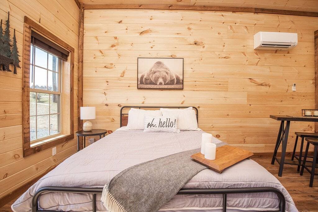 Foto 2 von 35: ⛰Romantic Tiny Home - Wi-Fi & Hot Tub & Fire Pit