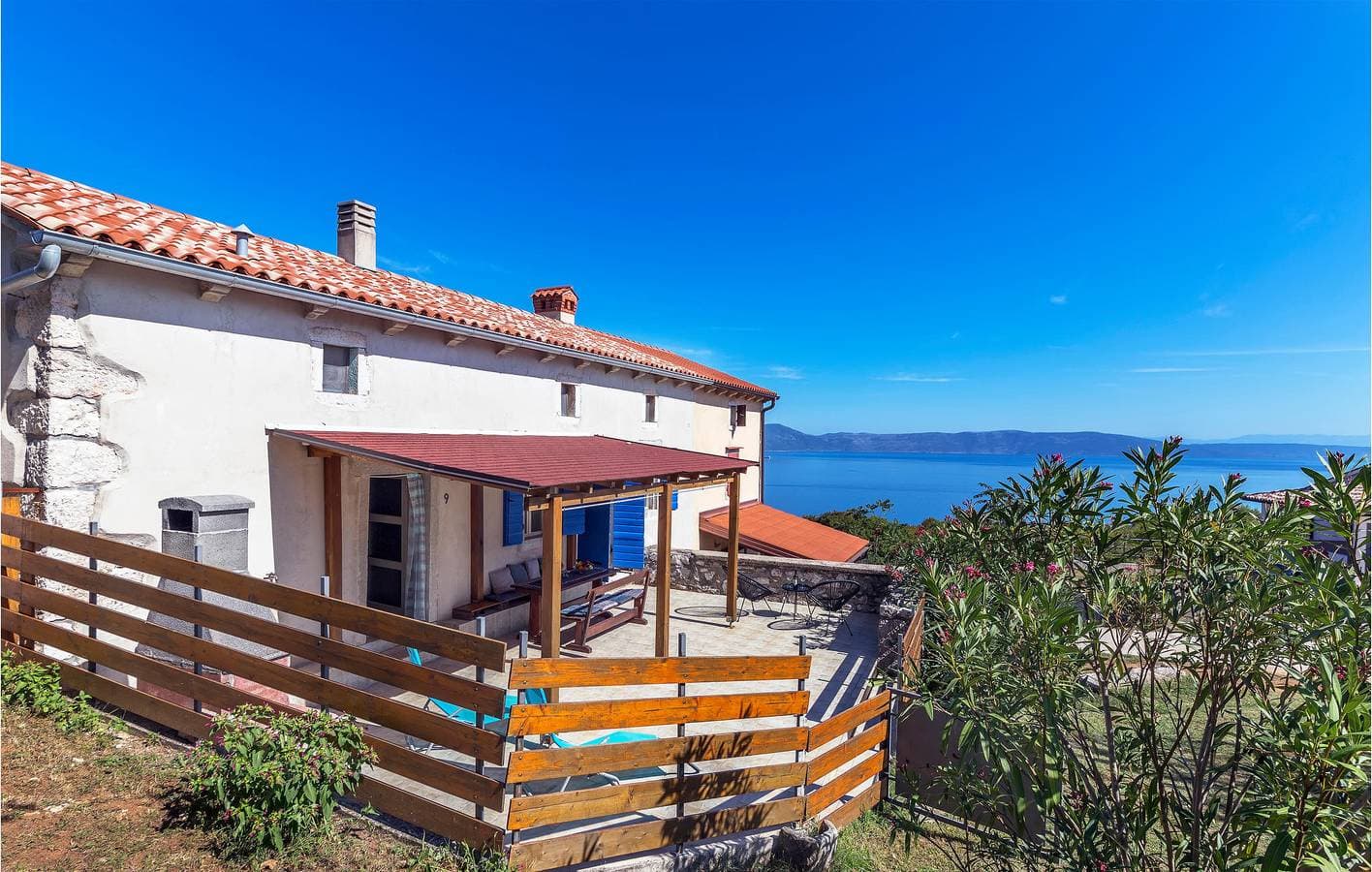 Gemütliches Apartment mit Meerblick, Terrasse, Parkplatz und WLAN – 2,5 km vom Strand entfernt 1