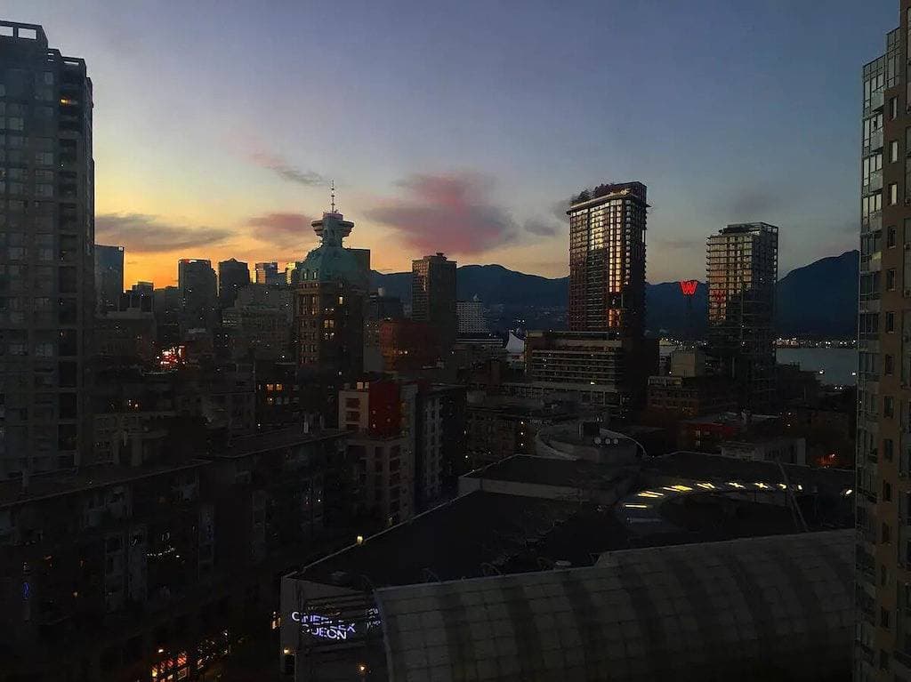 Foto 9 von 13: Meer-, Berg- und Stadtblick, komplett möbliert, Innenstadt von Vancouver