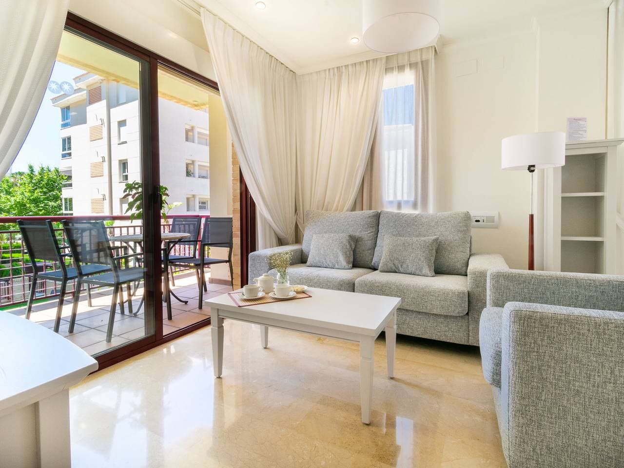 Foto 2 von 34: Moderne Wohnung in Albir mit Blick auf den Pool
