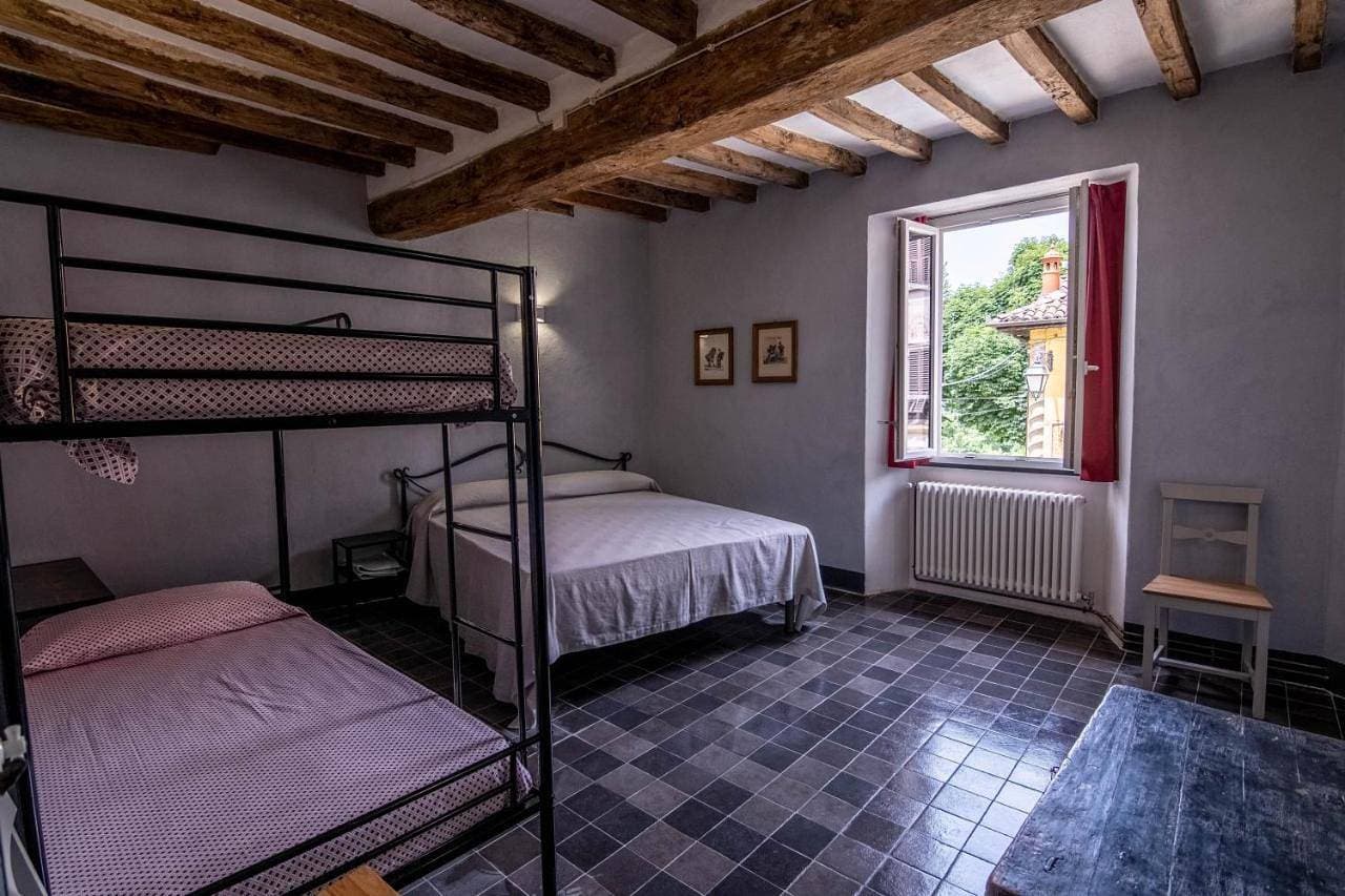 Foto 5 von 10: Quadruple Room with Private Bathroom