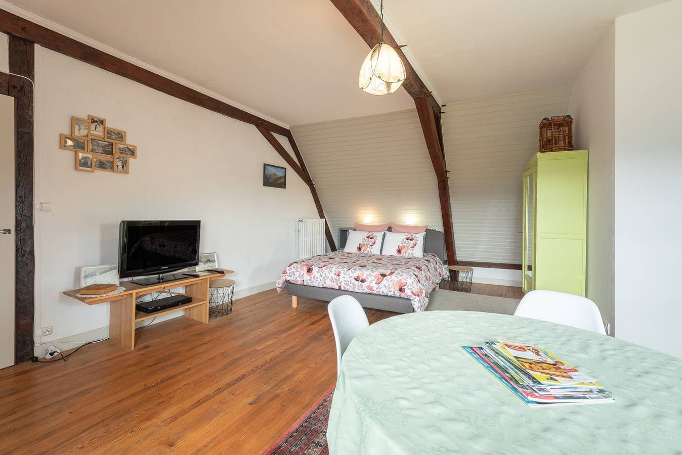 Foto 4 von 26: Gästezimmer 'Chambre Marie-Jo' mit Bergblick, gemeinsamer Terrasse und WLAN