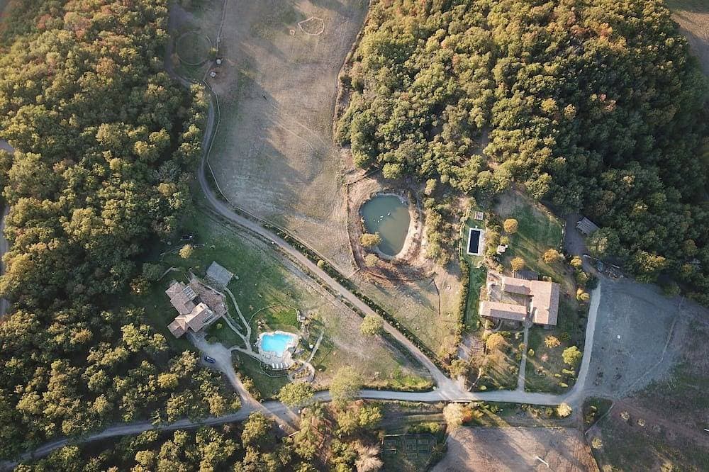 Das Podere Vignalunga ist ein 48 Hektar großes Grundstück mit 2 Hauptvillen und 2 Nebengebäuden 1